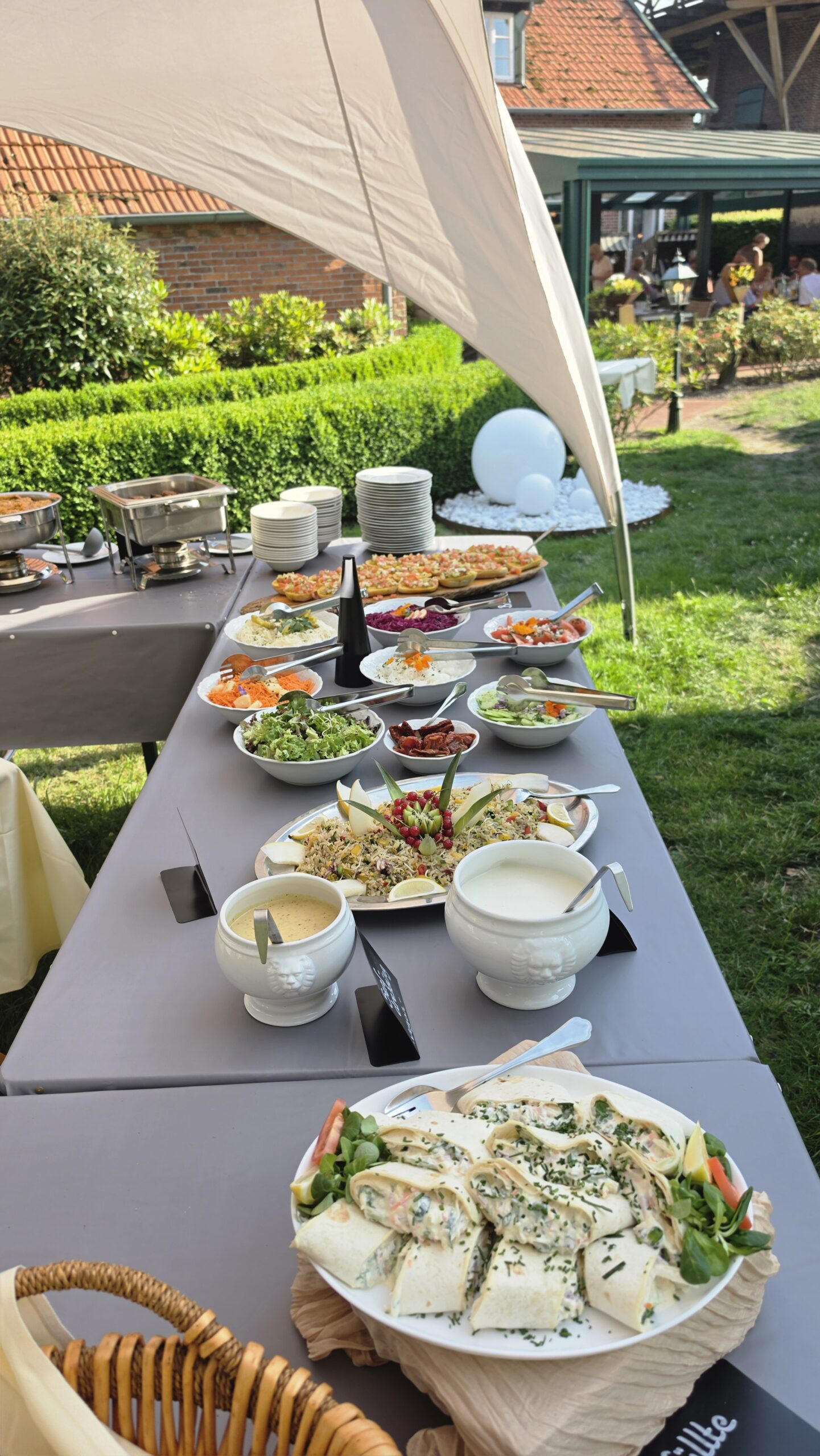 Grillbuffet mit Maiskolben
