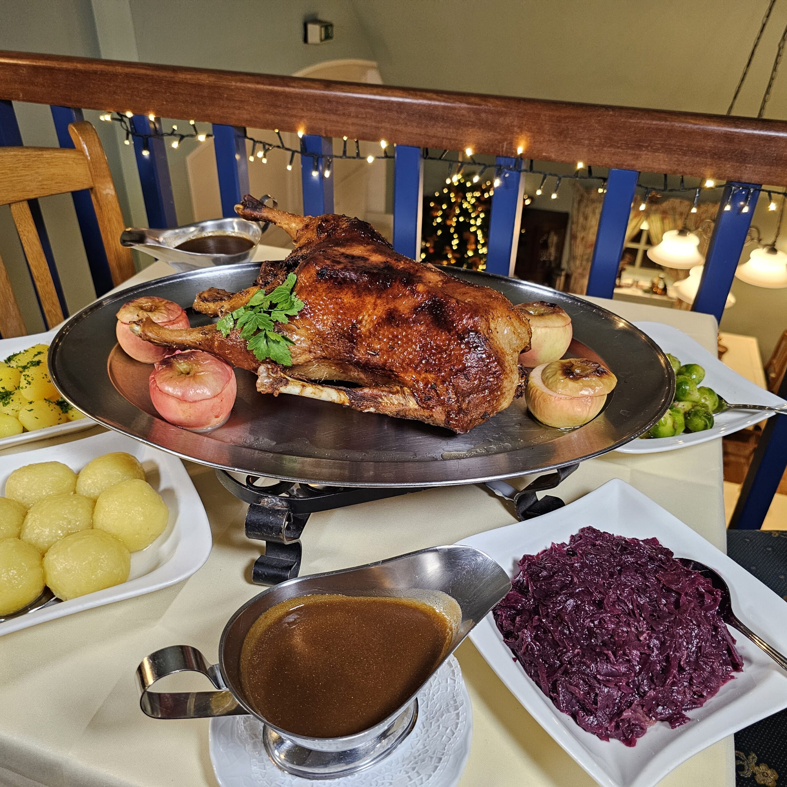 Ganze Gans mit Klößen, Kartoffeln, Rotkohl, Rosenkohl und Bratäpfeln