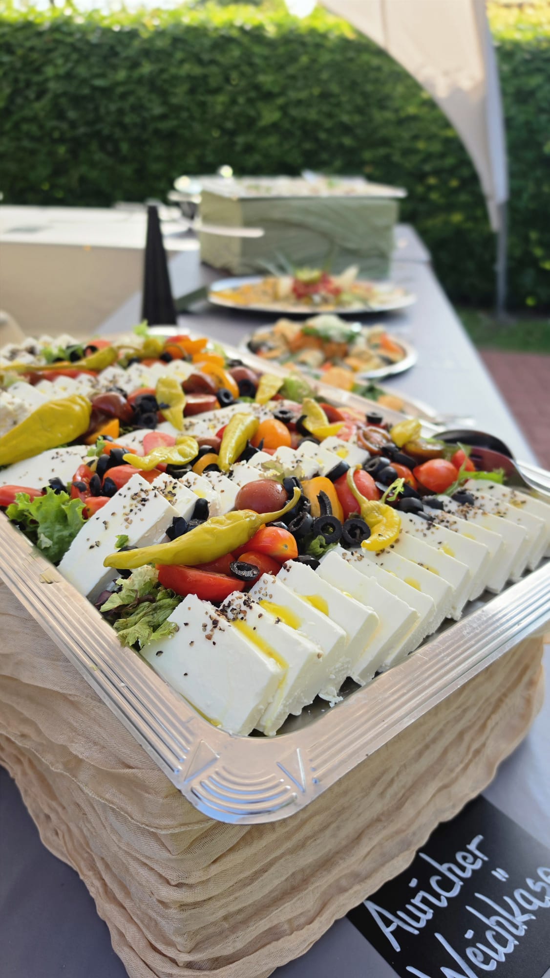 Grillbüfett auf der überdachten Terrasse